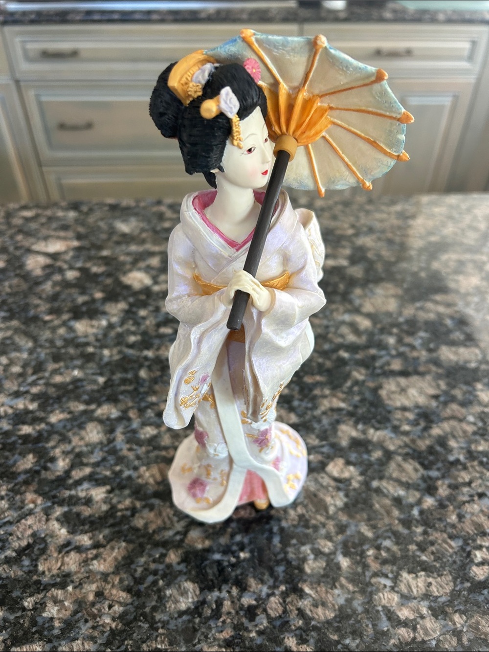 JAPANESE PORCELAIN GEISHA GIRL W UMBRELLA FIGURINE NWT